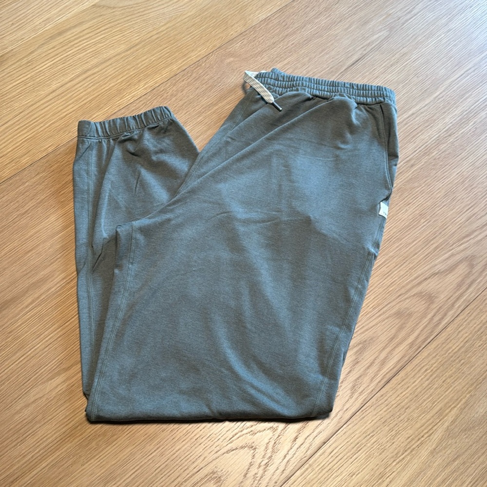Vuori womens boyfriend halo jogger light green size large